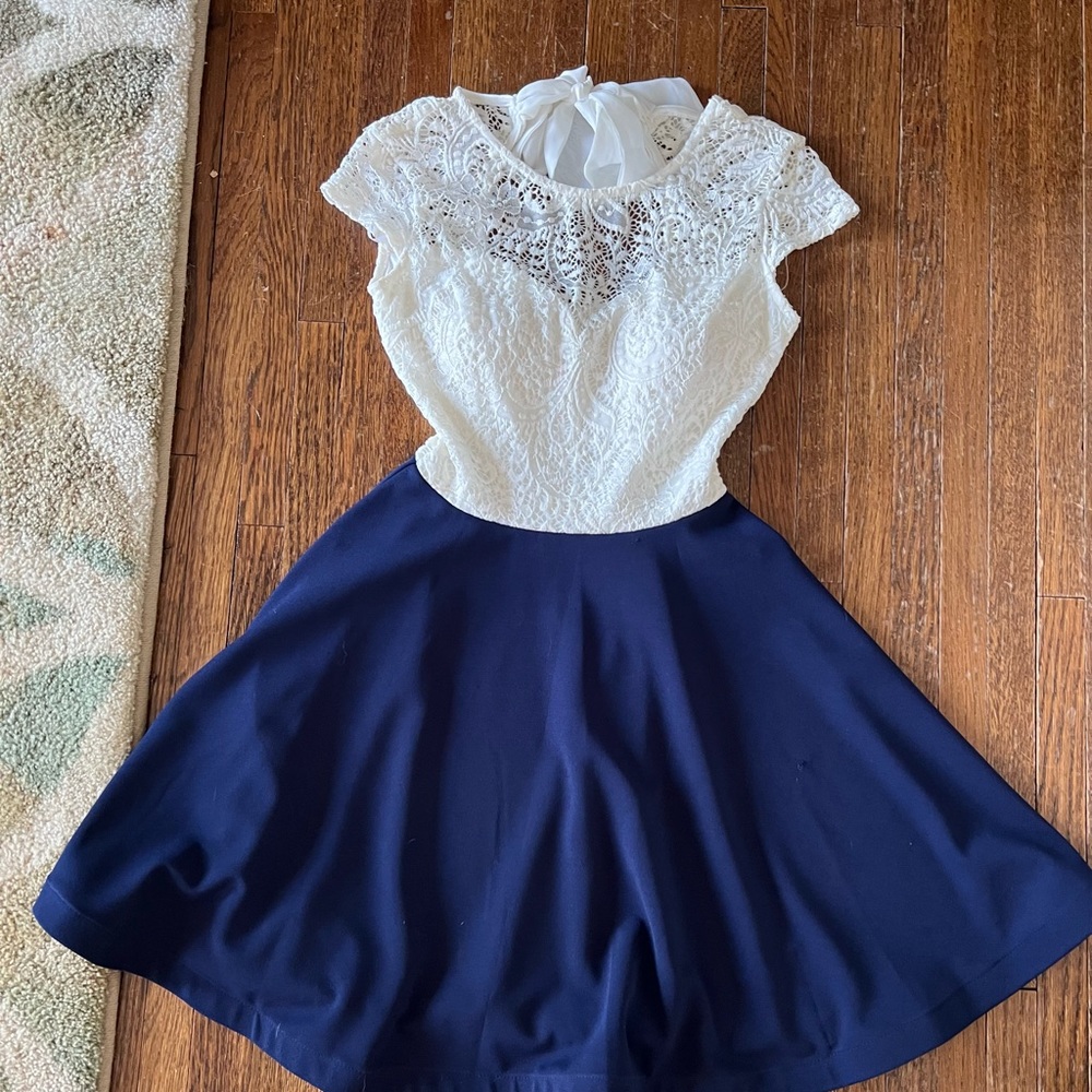 GORGEOUS JUNIOR DRESS - Picture 2 of 5
